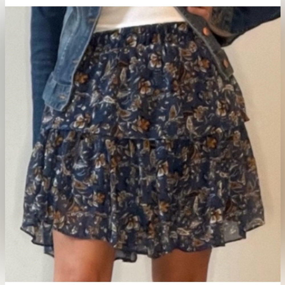 DREW ANTHROPOLOGIE NAVY FLORAL
NWT
SKIRT SLIGHT HIGH LOW RUFFLE STYLE
TJ3843